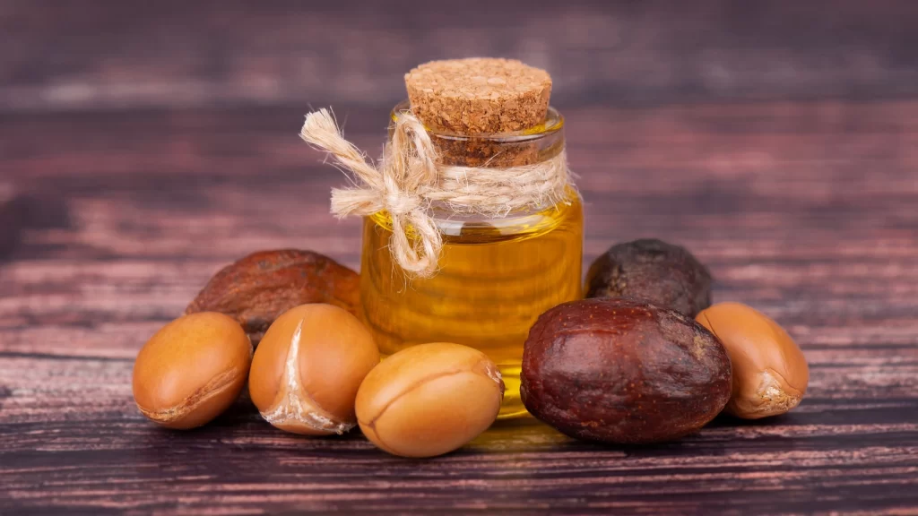 argan olie til huden argan olie og argan frø på bordet